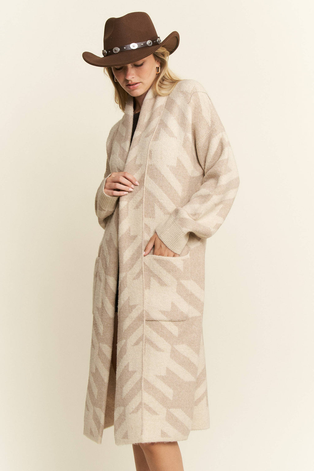 GIANT HOUNDSTOOTH PRINT CARDIGAN: OATMEAL Sizes S/M, L/XL, 1XL/2XL