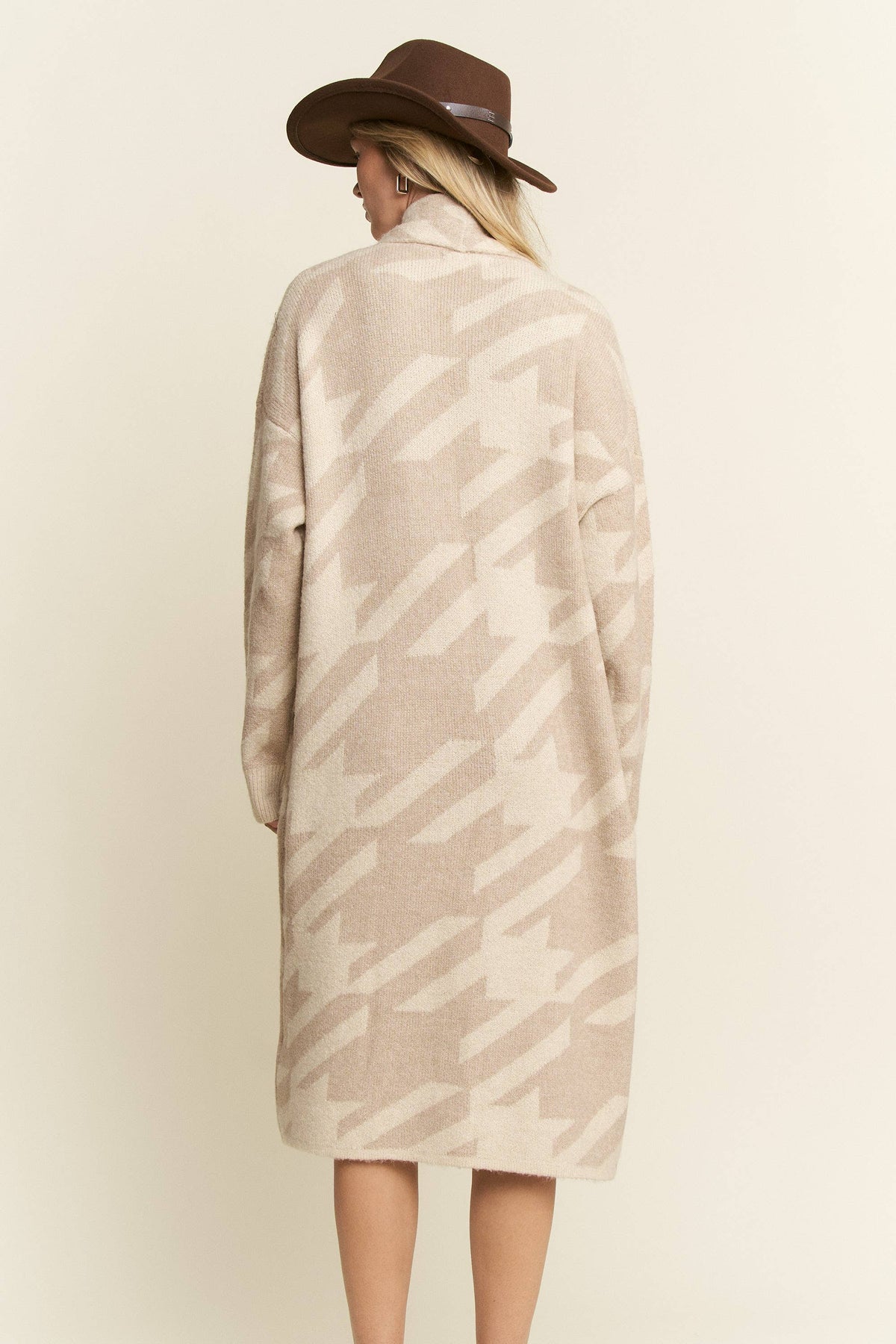 GIANT HOUNDSTOOTH PRINT CARDIGAN: OATMEAL Sizes S/M, L/XL, 1XL/2XL