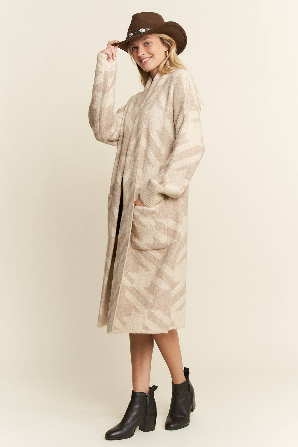 GIANT HOUNDSTOOTH PRINT CARDIGAN: OATMEAL Sizes S/M, L/XL, 1XL/2XL