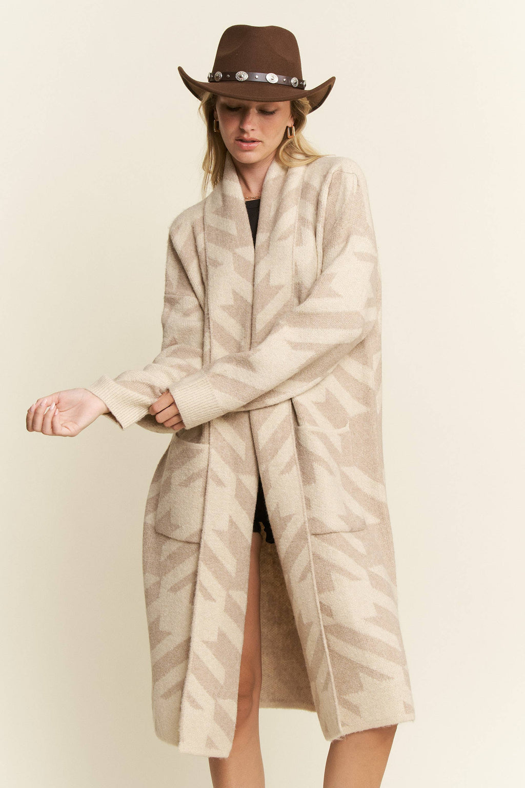GIANT HOUNDSTOOTH PRINT CARDIGAN: OATMEAL Sizes S/M, L/XL, 1XL/2XL