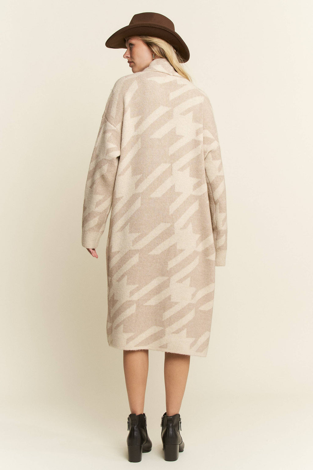 GIANT HOUNDSTOOTH PRINT CARDIGAN: OATMEAL Sizes S/M, L/XL, 1XL/2XL