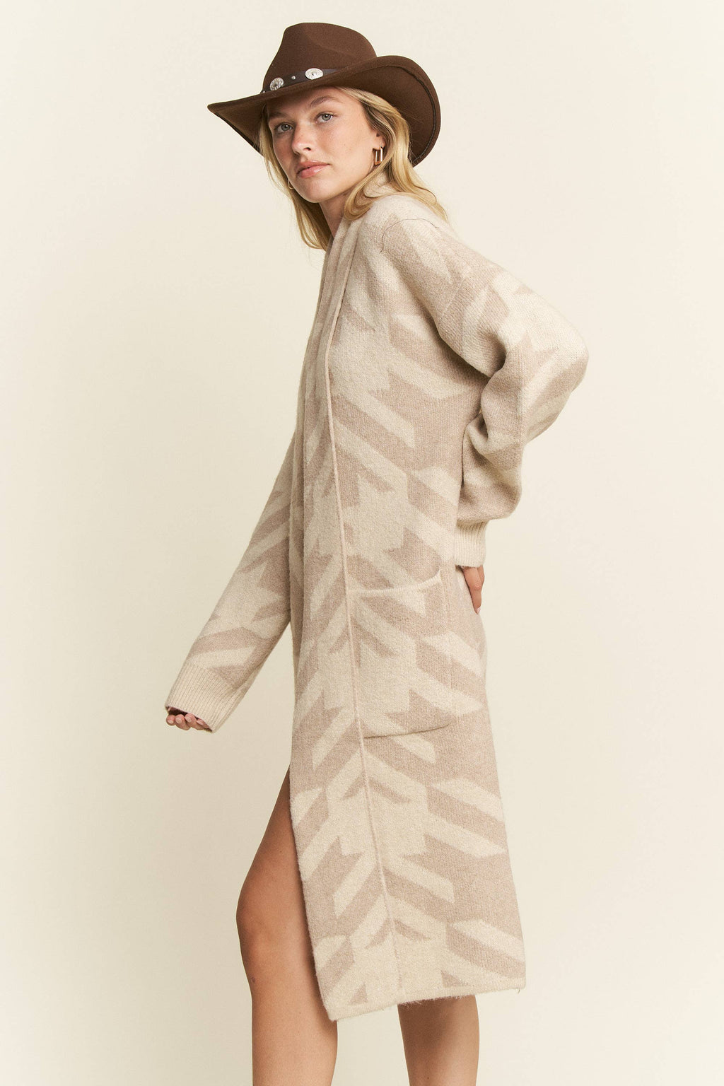 GIANT HOUNDSTOOTH PRINT CARDIGAN: OATMEAL Sizes S/M, L/XL, 1XL/2XL